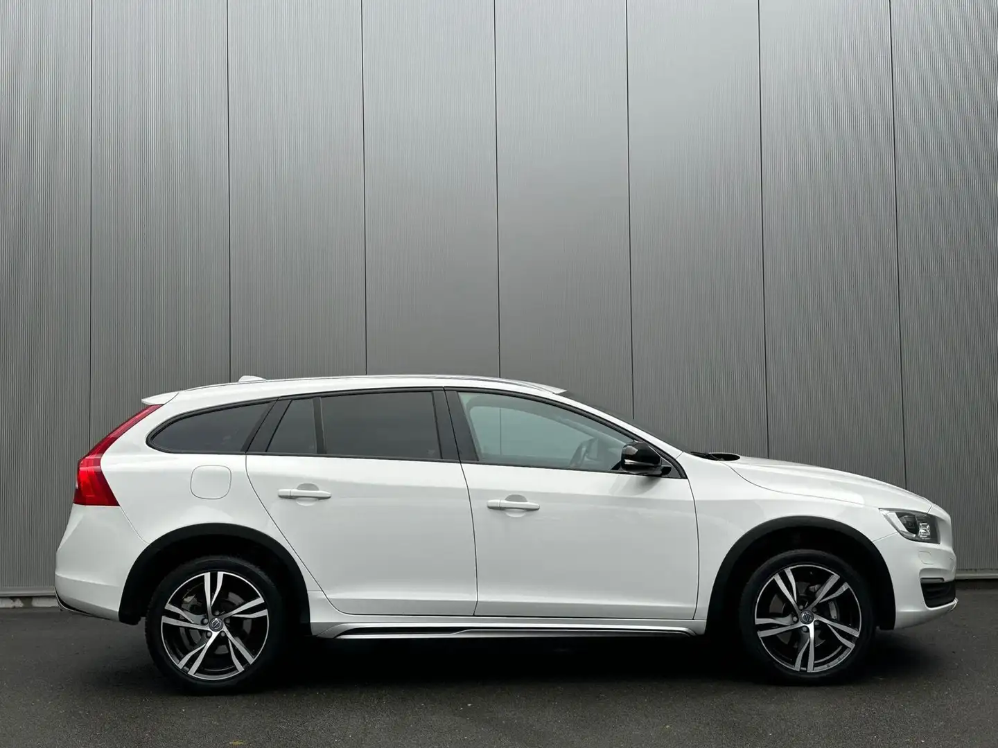 Volvo V60 Cross Country 2.0 D3 Momentum Trekhaak|Stoelverwarming|Xenon Blanc - 1