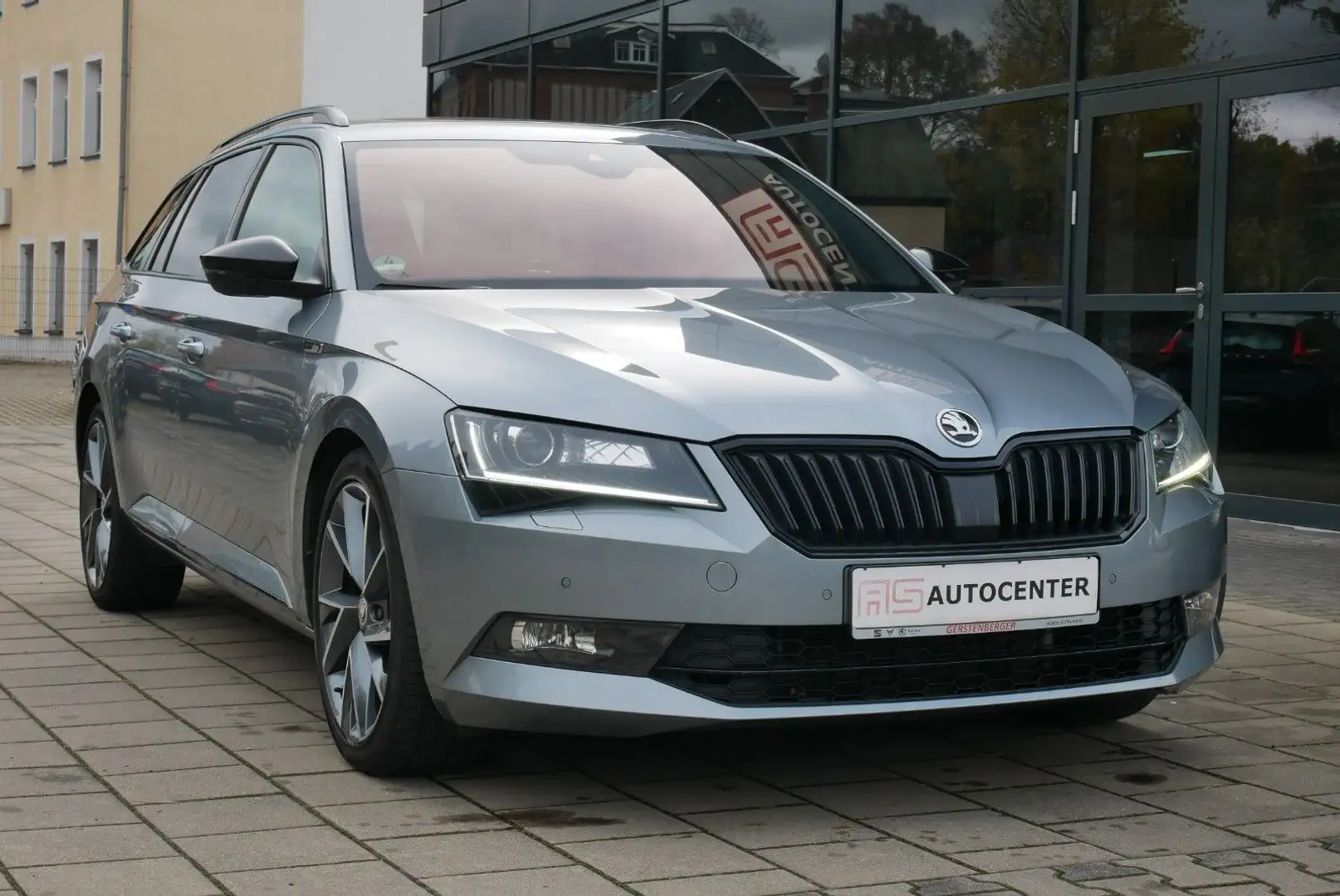 Skoda Superb Combi Sportline 4x4 DSG Pano Kessy AHK Grau - 2