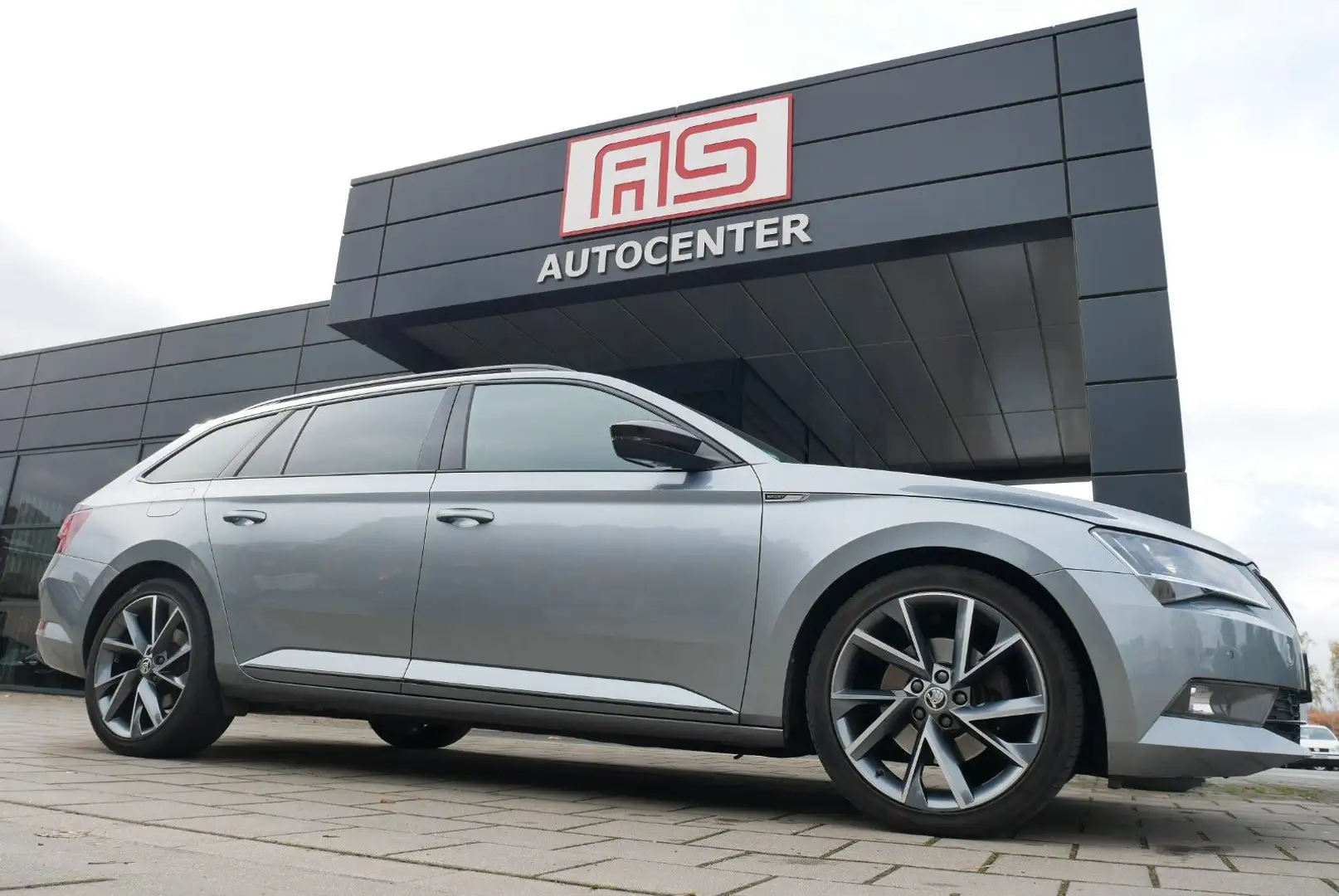 Skoda Superb Combi Sportline 4x4 DSG Pano Kessy AHK Grau - 1