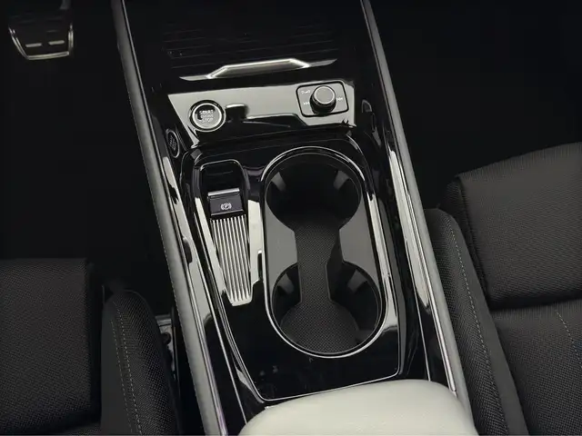 Audi Q3 view 11