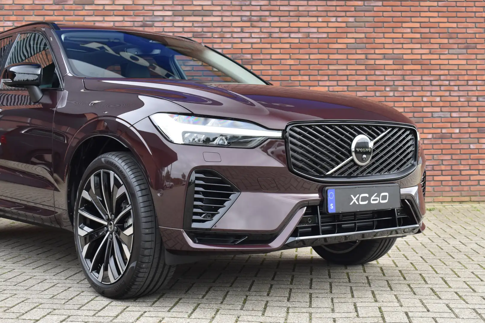 Volvo XC60 T6 350PK Plug-in hybrid AWD Ultra Dark Executive E Paars - 2