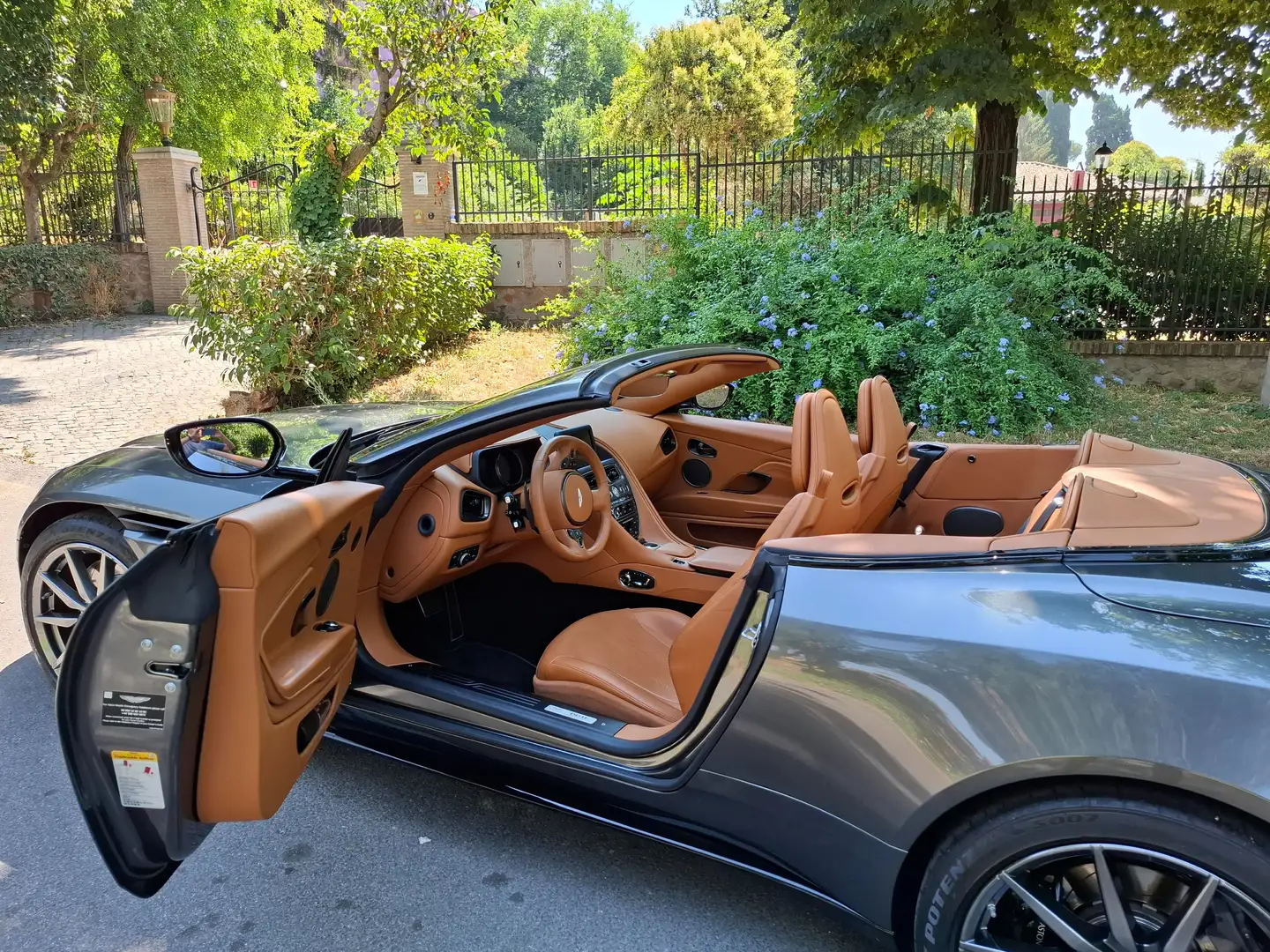 Aston Martin DB11 DB11 Volante 4.0 V8 auto Grey - 1