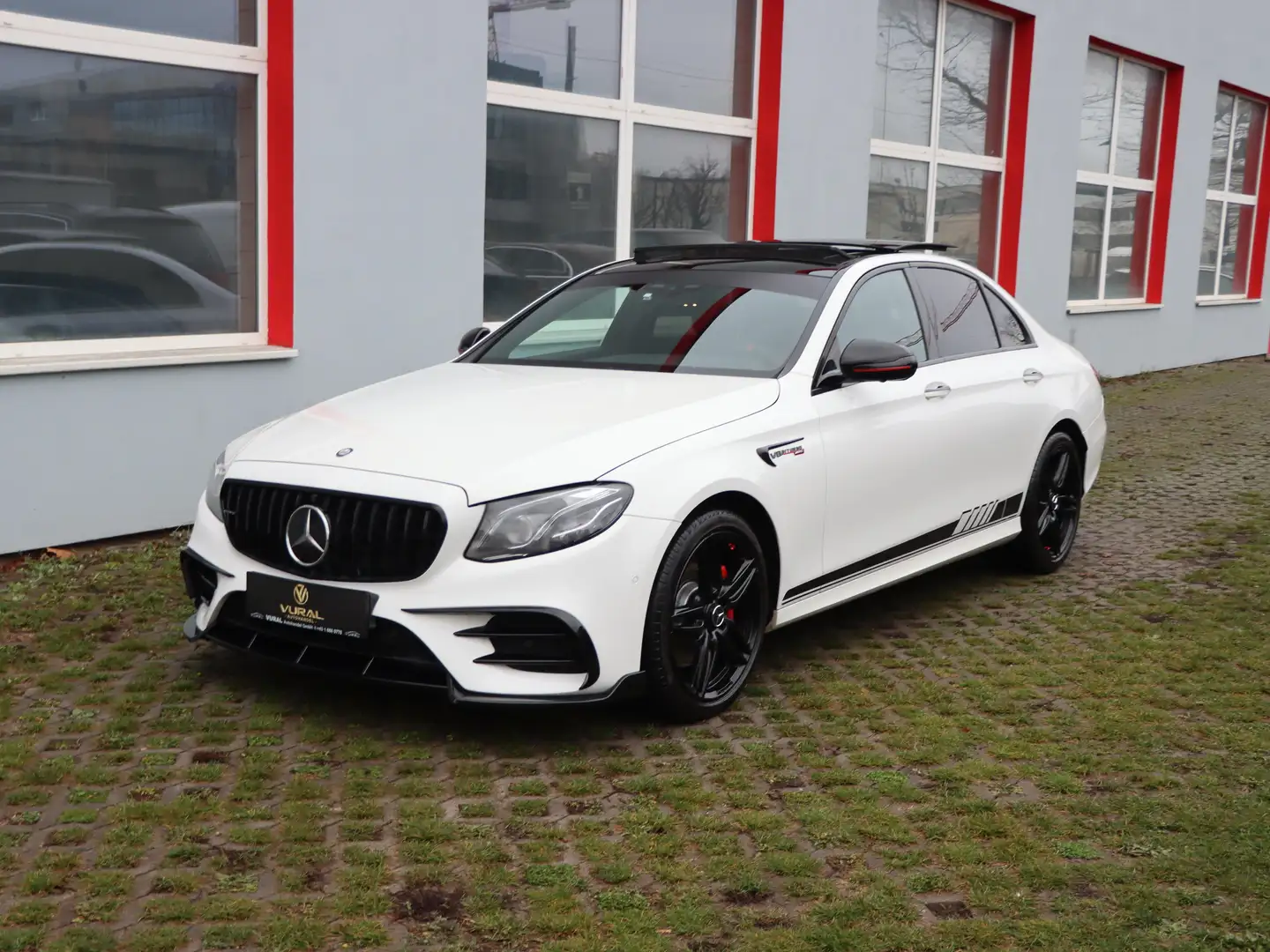 Mercedes-Benz E 220 d | AMG-E63s Umbau | BRABUS-Diffuser | PANORAMA | Weiß - 2