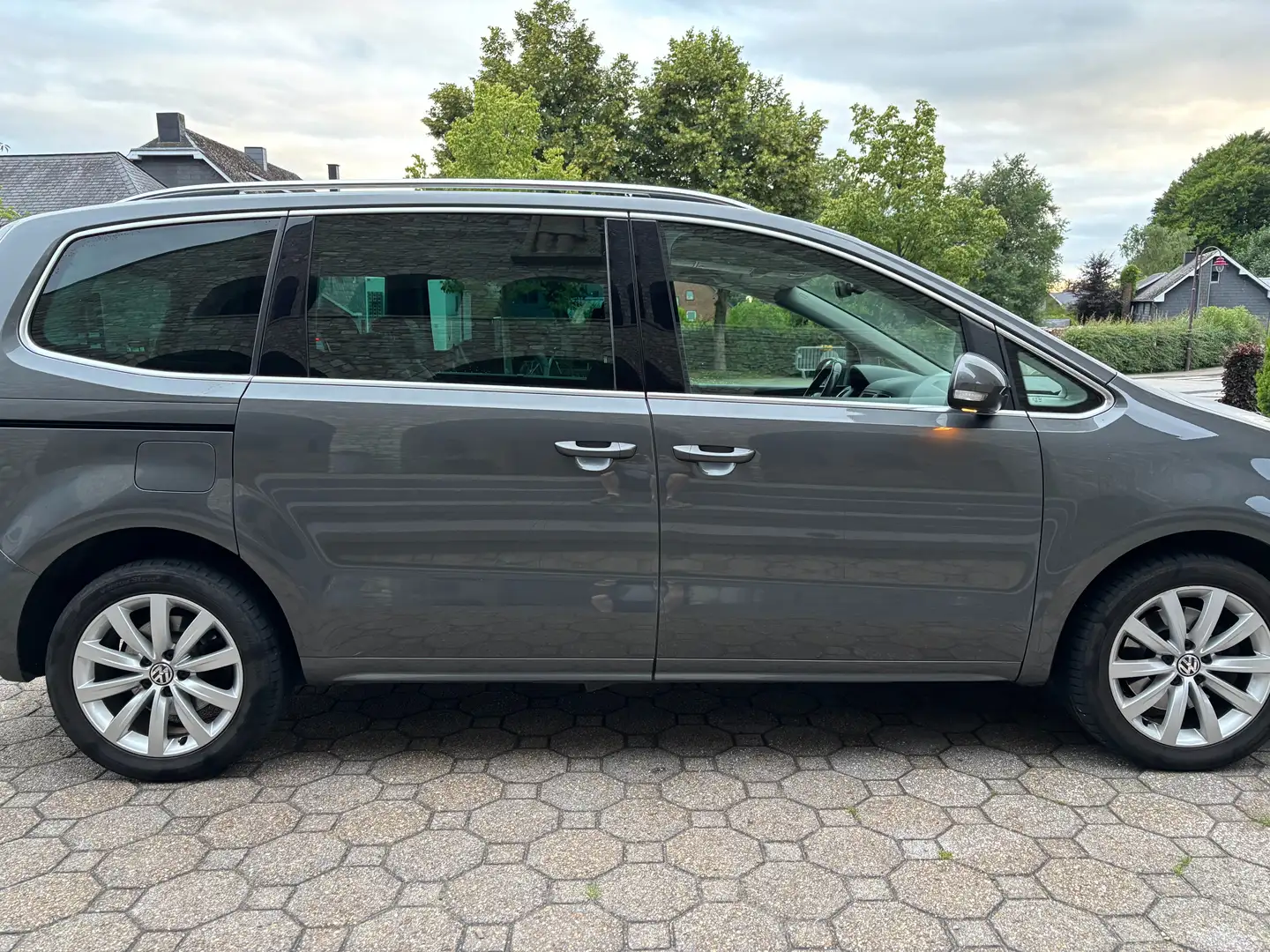 Volkswagen Sharan Sharan 2.0 TDi SCR Highline Gris - 1