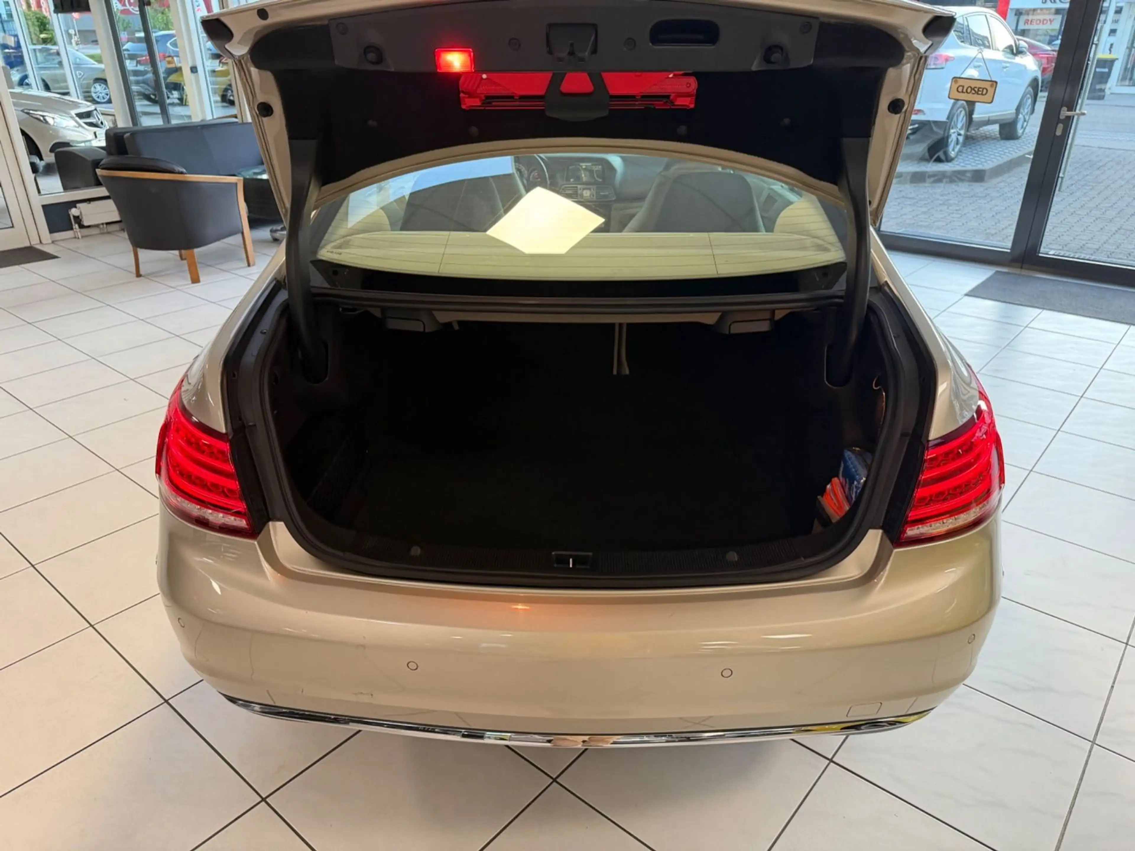 Mercedes-Benz E 220 d BlueTEC PANO LED ILS PDC SHZ TOP — photo 24