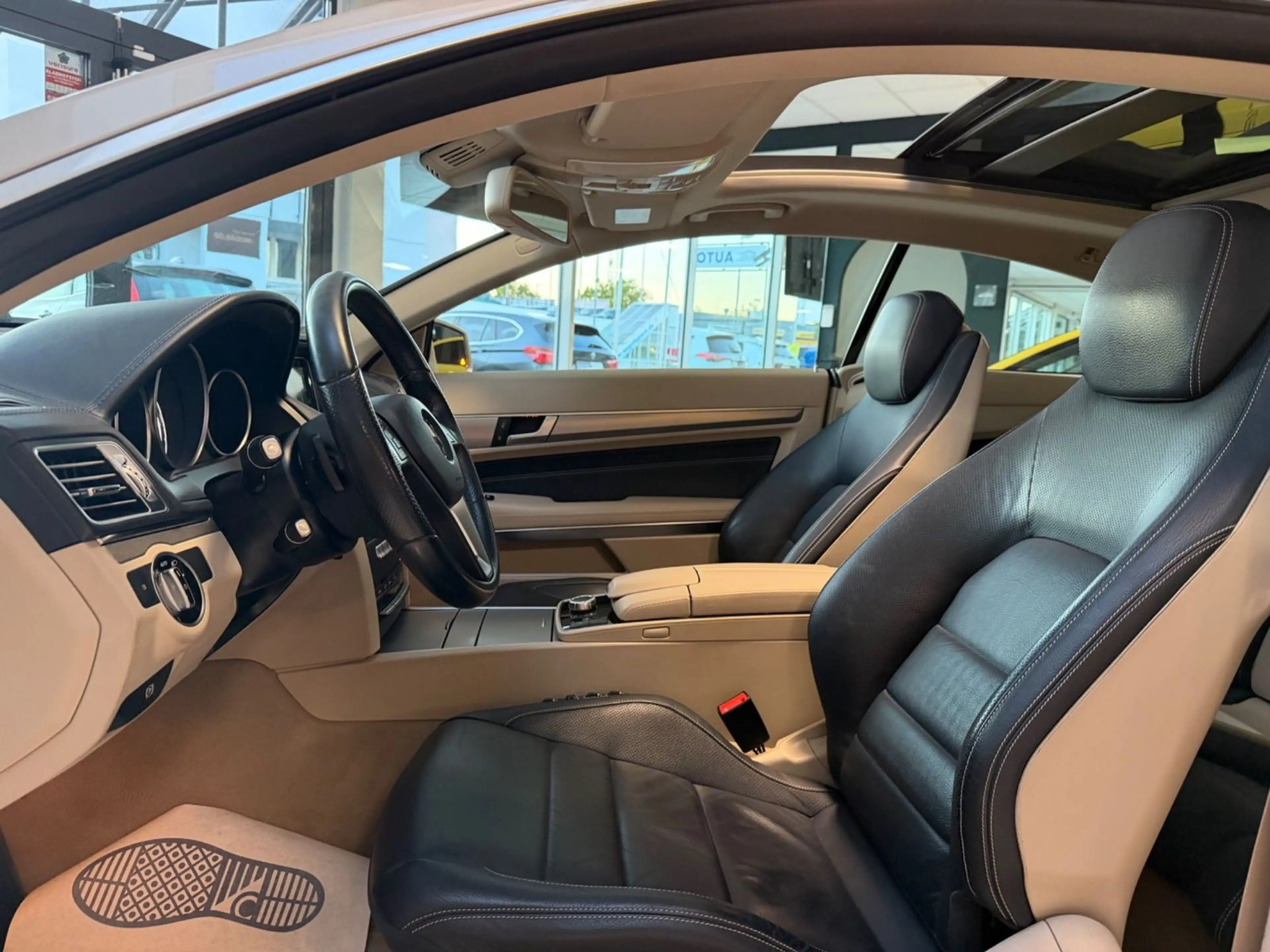 Mercedes-Benz E 220 d BlueTEC PANO LED ILS PDC SHZ TOP — photo 12