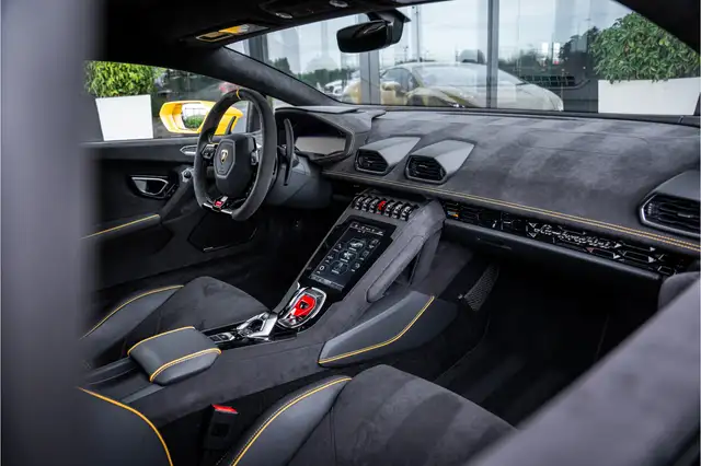 Lamborghini Huracan view 9