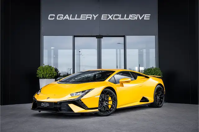 Lamborghini Huracan view 3