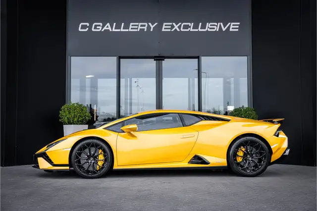 Lamborghini Huracan view 4