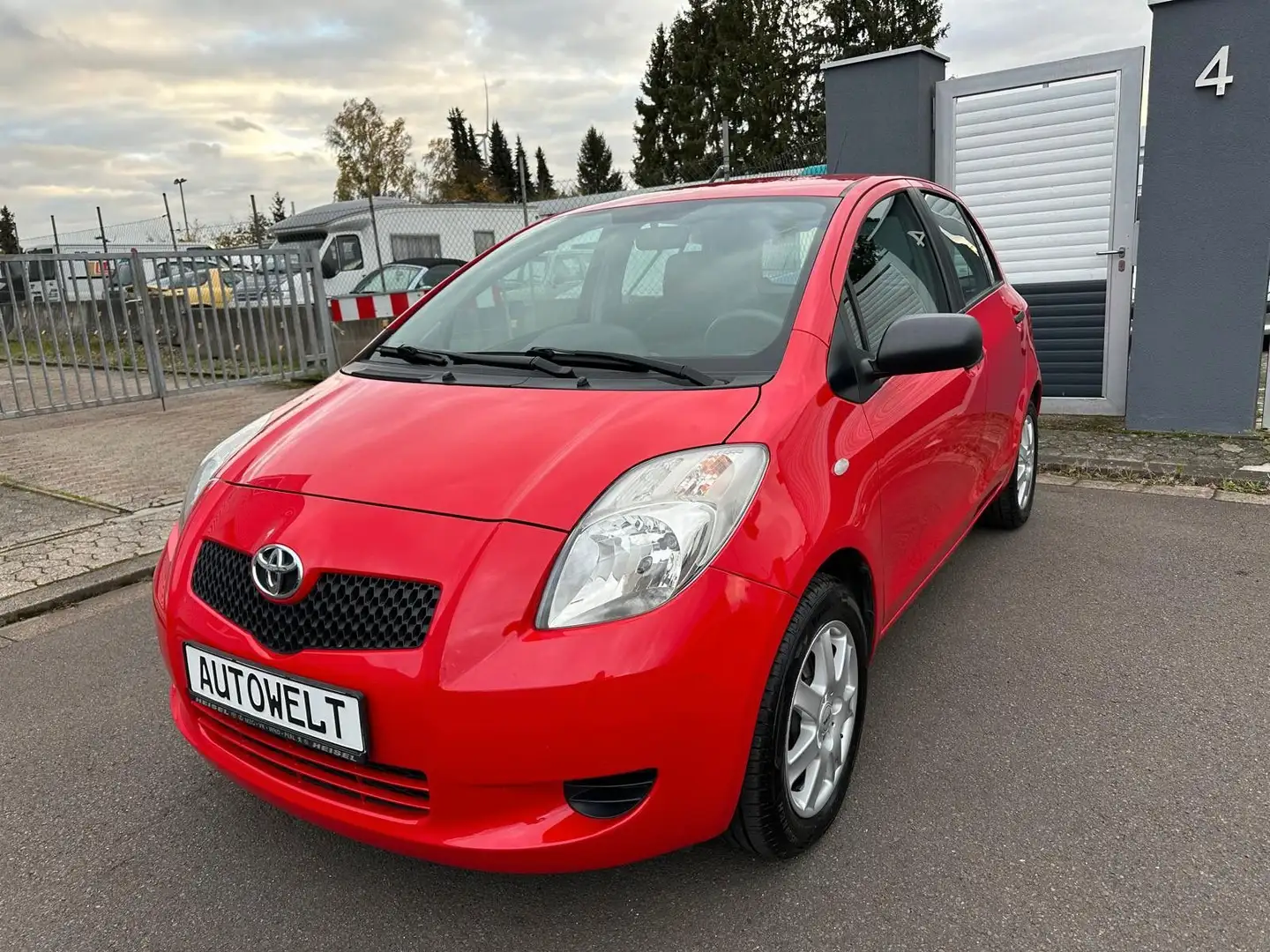 Toyota Yaris Cool 1,0 Benzin Klimaanlage Neu Tüv Rot - 1