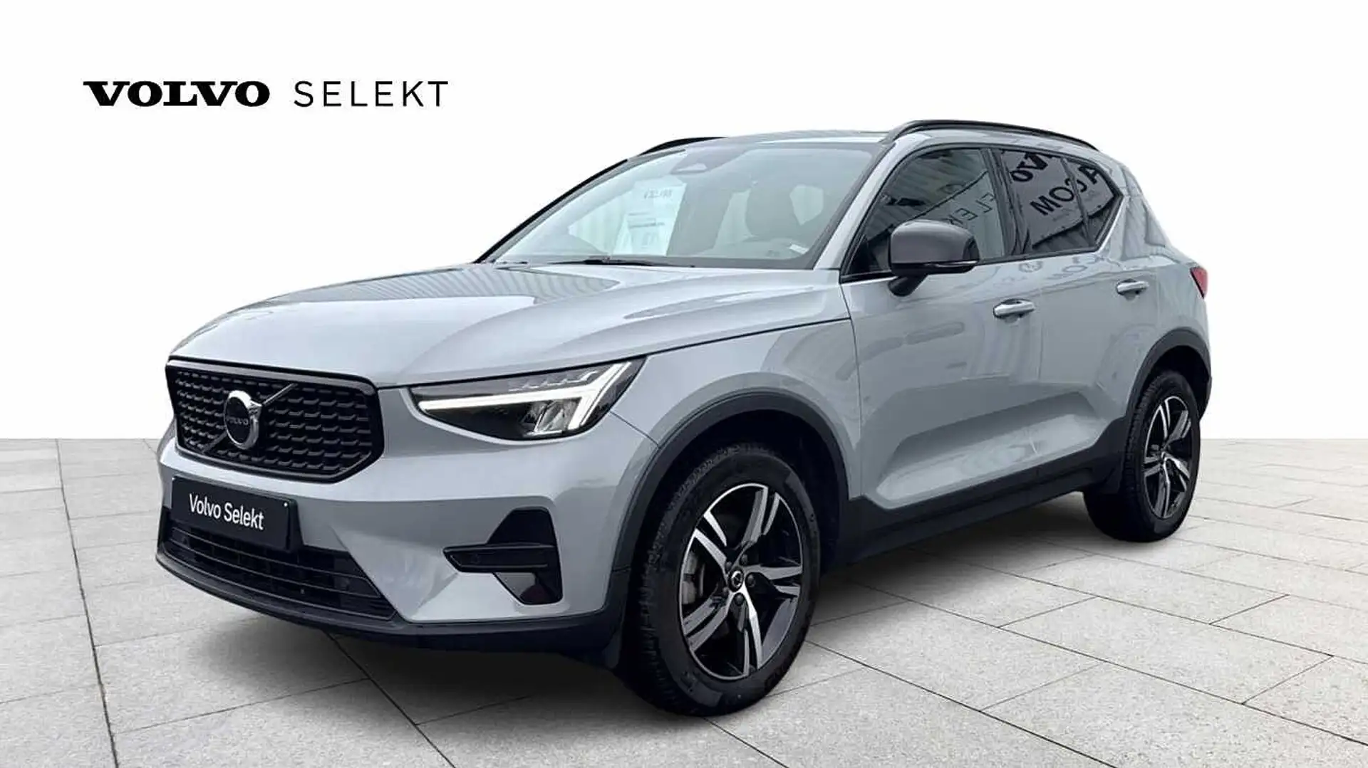 Volvo XC40 Plus, B3 Mild hybrid, Benzine, Dark Gris - 1