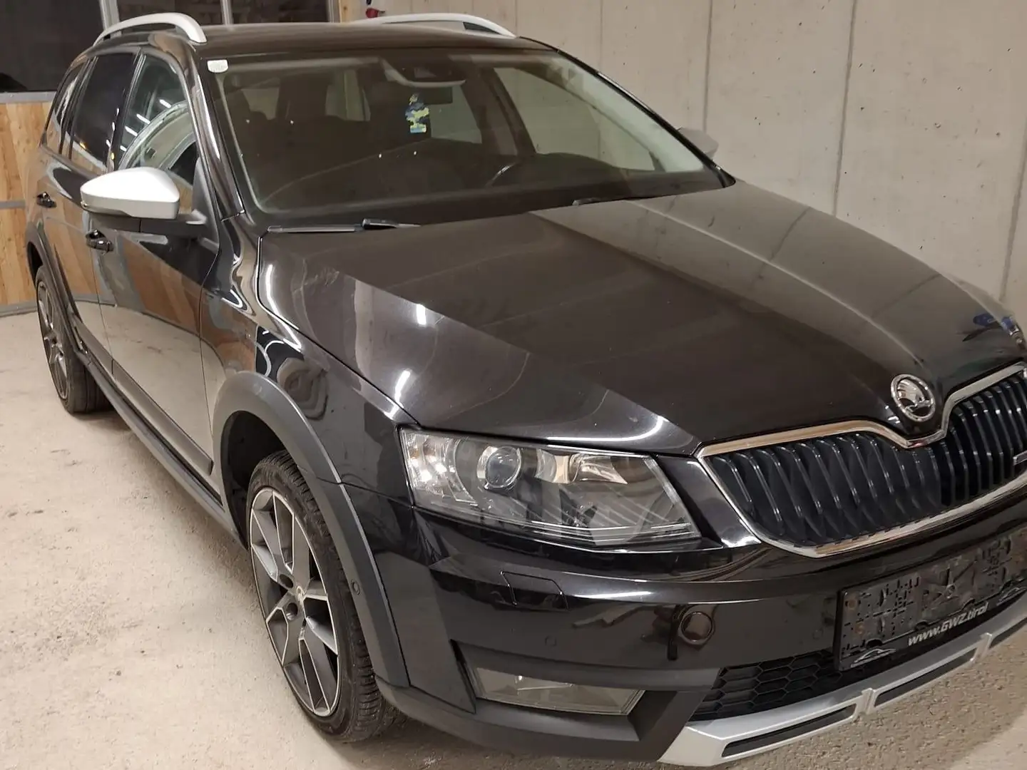 Skoda Octavia Octavia Combi 2,0 TDI 4x4 Scout DSG Scout Schwarz - 1