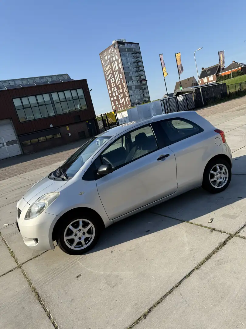 Toyota Yaris 1.3 VVTi Terra Szary - 2