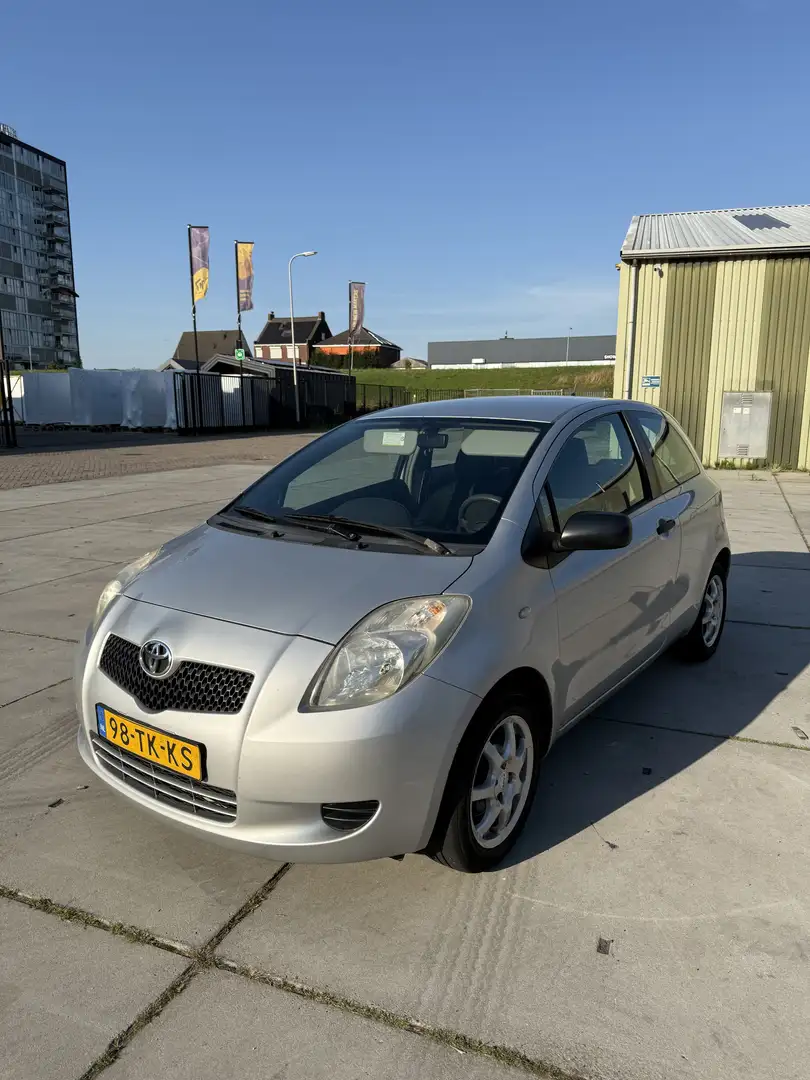 Toyota Yaris 1.3 VVTi Terra Szary - 1