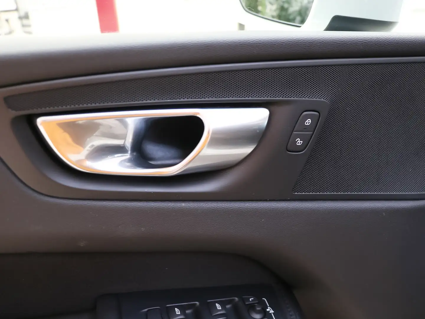 Volvo XC60 B4 Momentum Pro FWD Aut. Blanc - 2