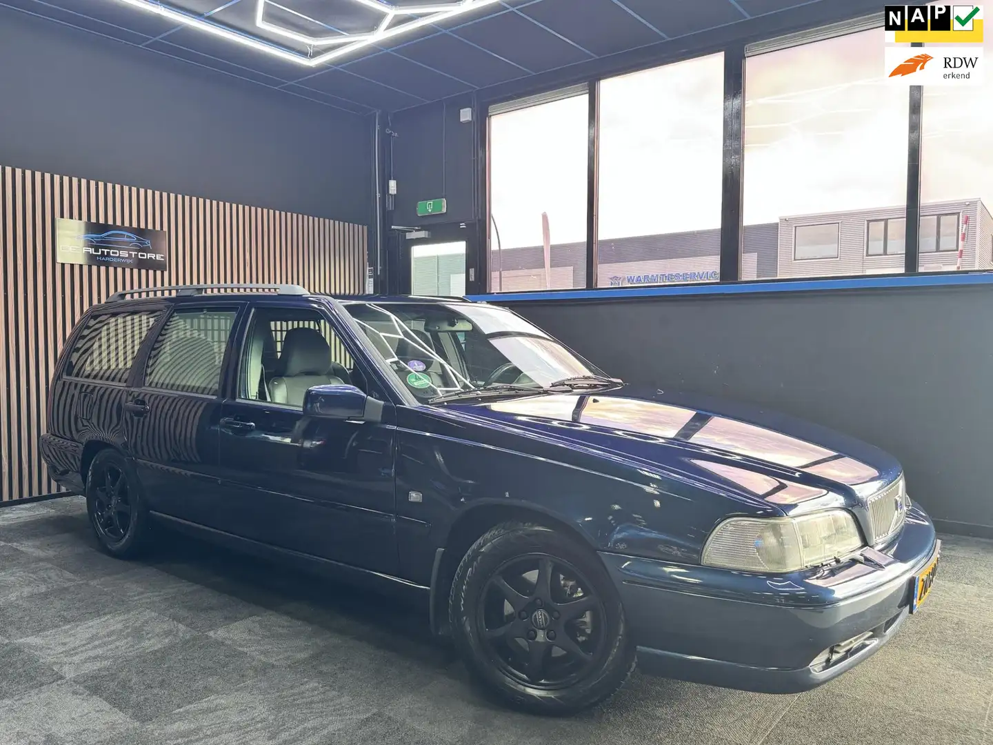 Volvo V70 2.4 Comfort Airco Cruise Trekhaak Compleet Volvo o Albastru - 1