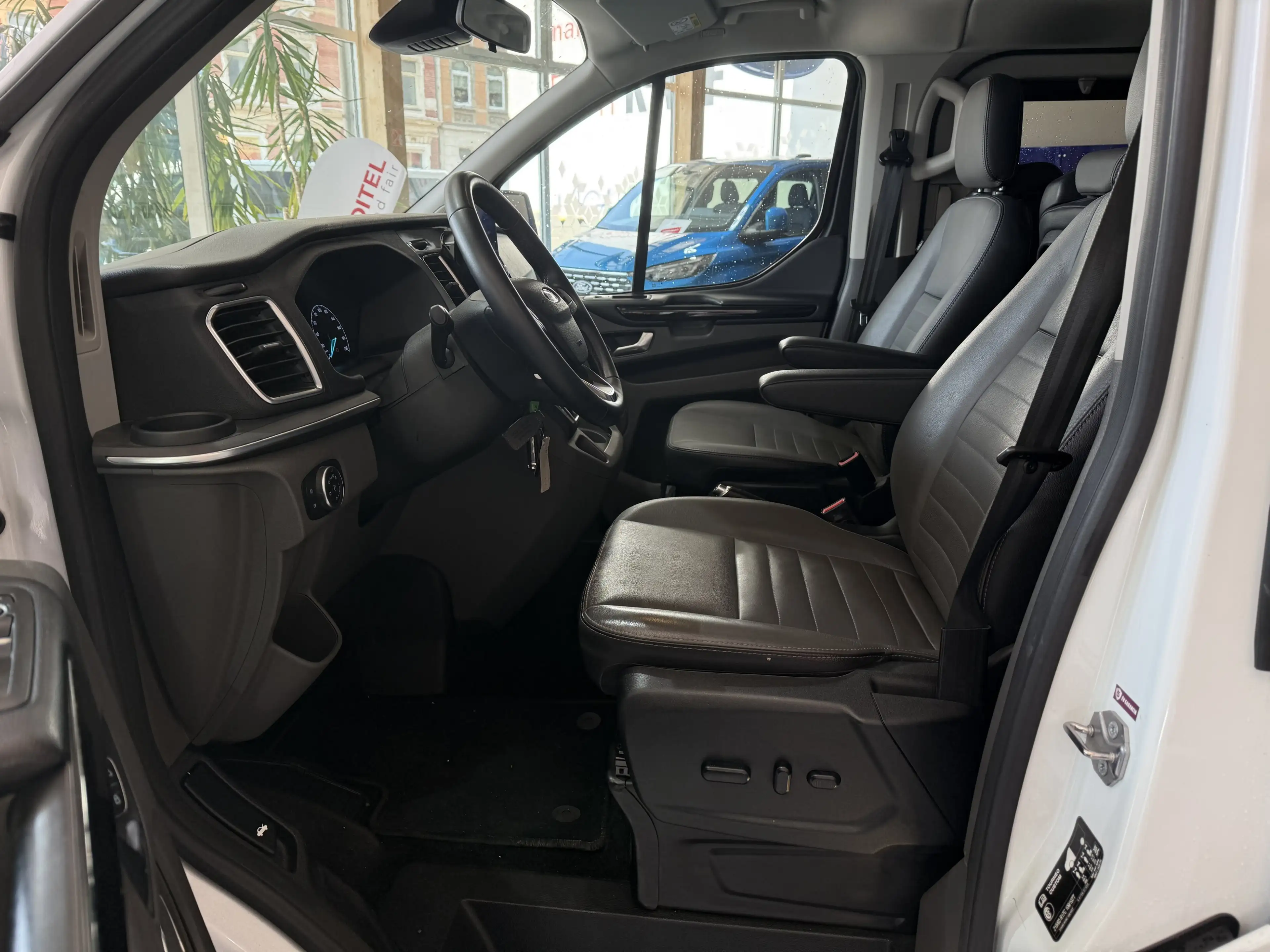 Ford Tourneo Custom Titanium  L1 Automatik / Standheizung / Navi / Led — photo 10