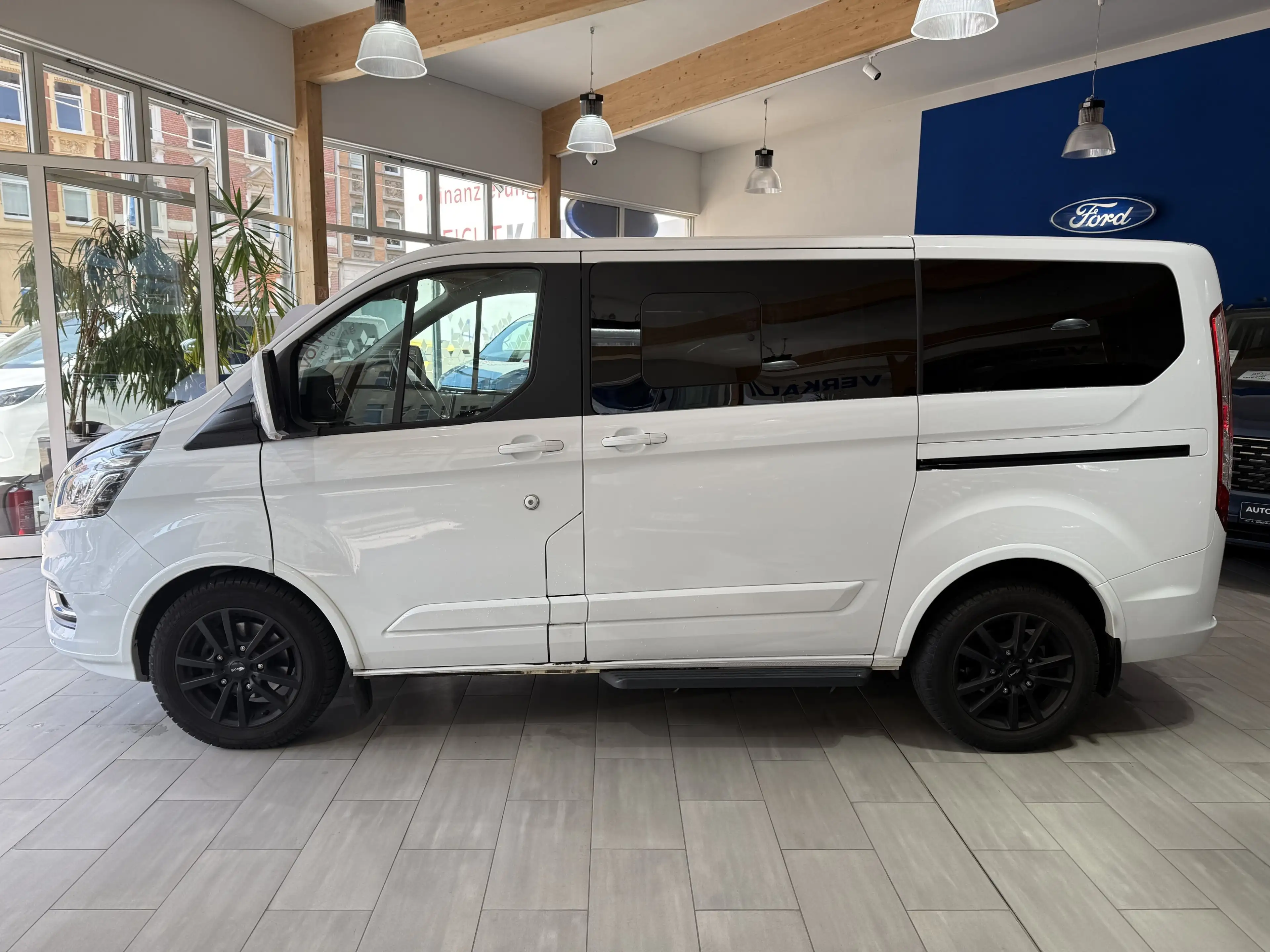 Ford Tourneo Custom Titanium  L1 Automatik / Standheizung / Navi / Led — photo 8
