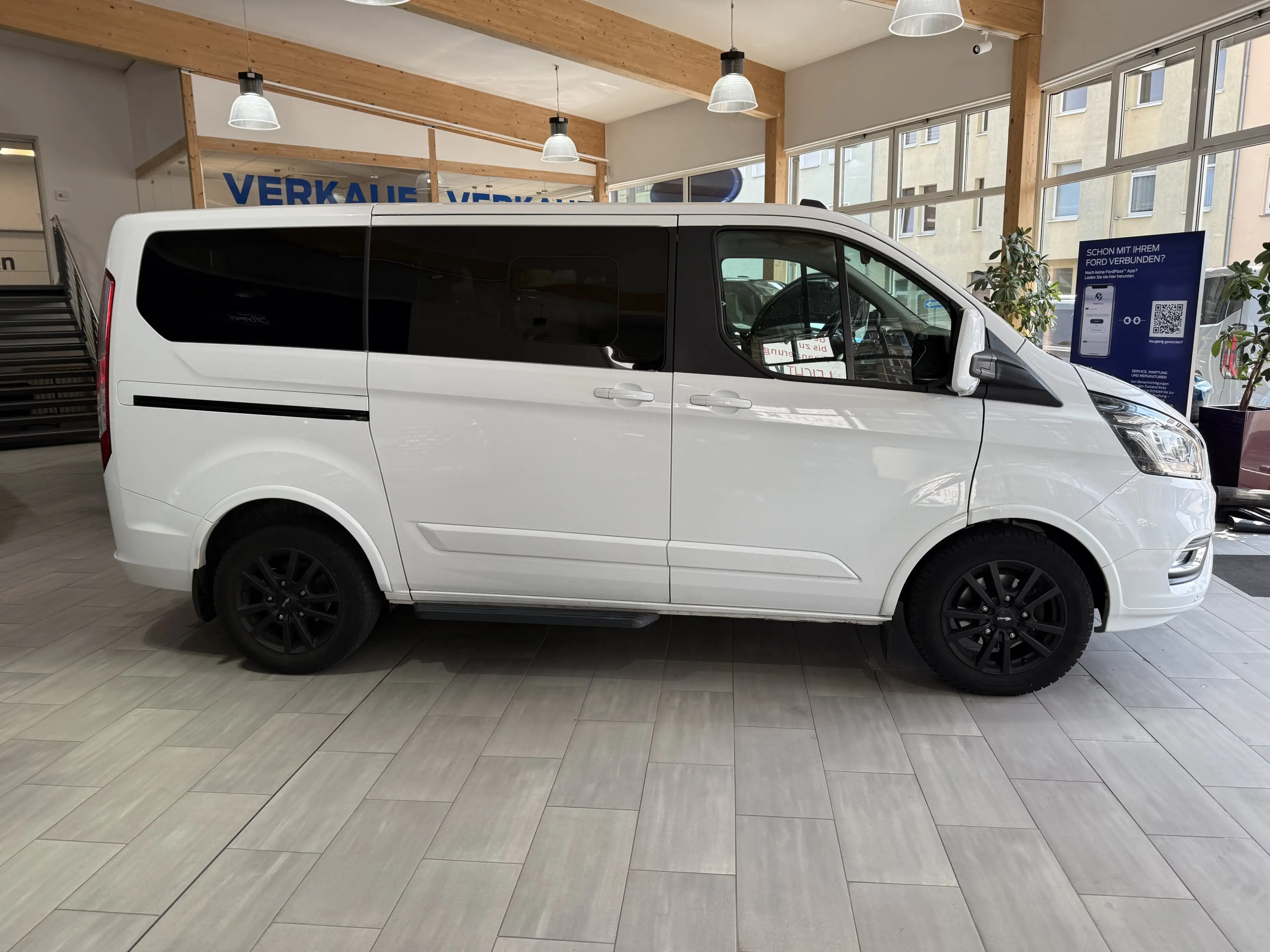 Ford Tourneo Custom Titanium  L1 Automatik / Standheizung / Navi / Led — photo 4