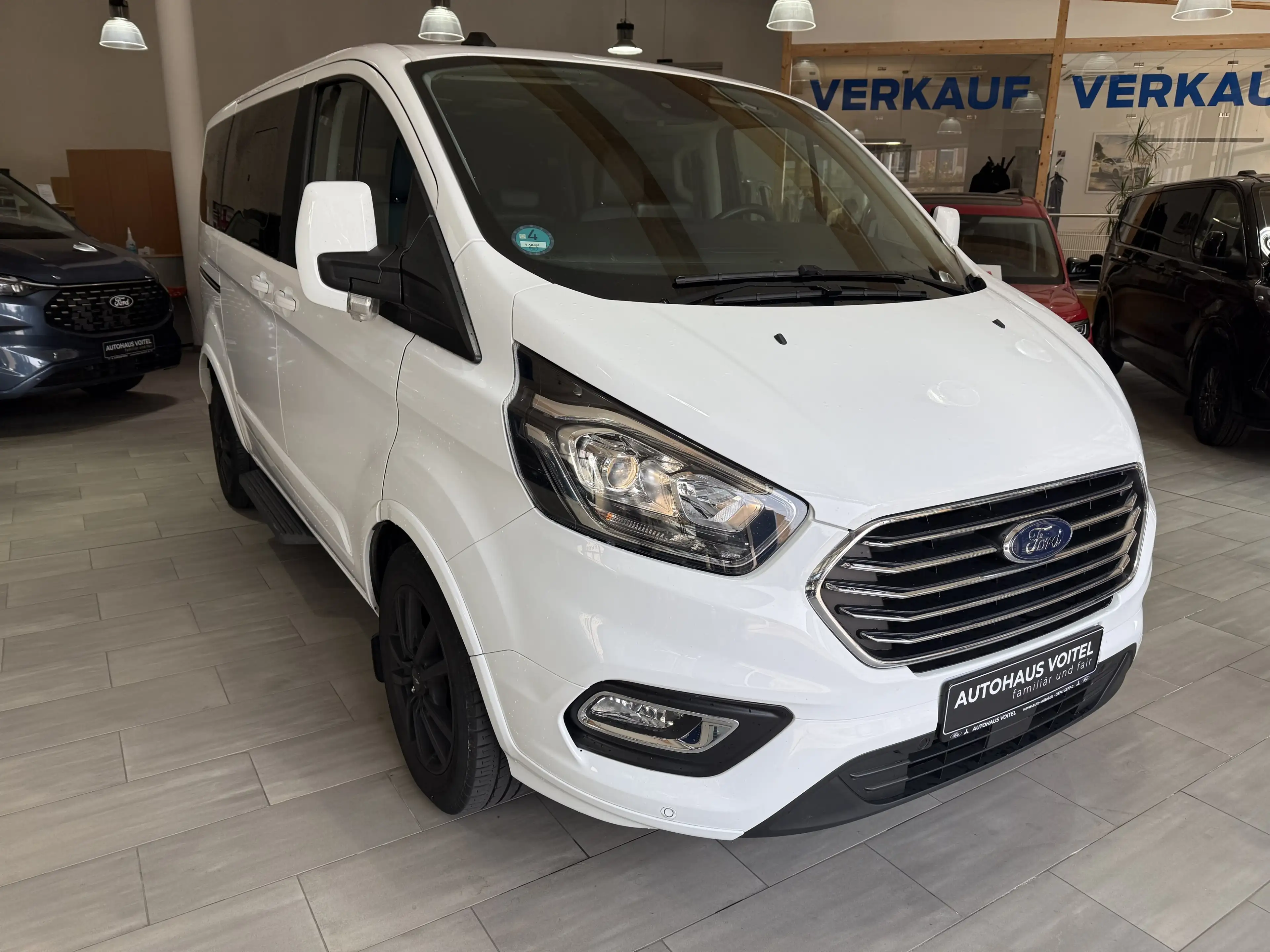 Ford Tourneo Custom Titanium  L1 Automatik / Standheizung / Navi / Led — photo 3