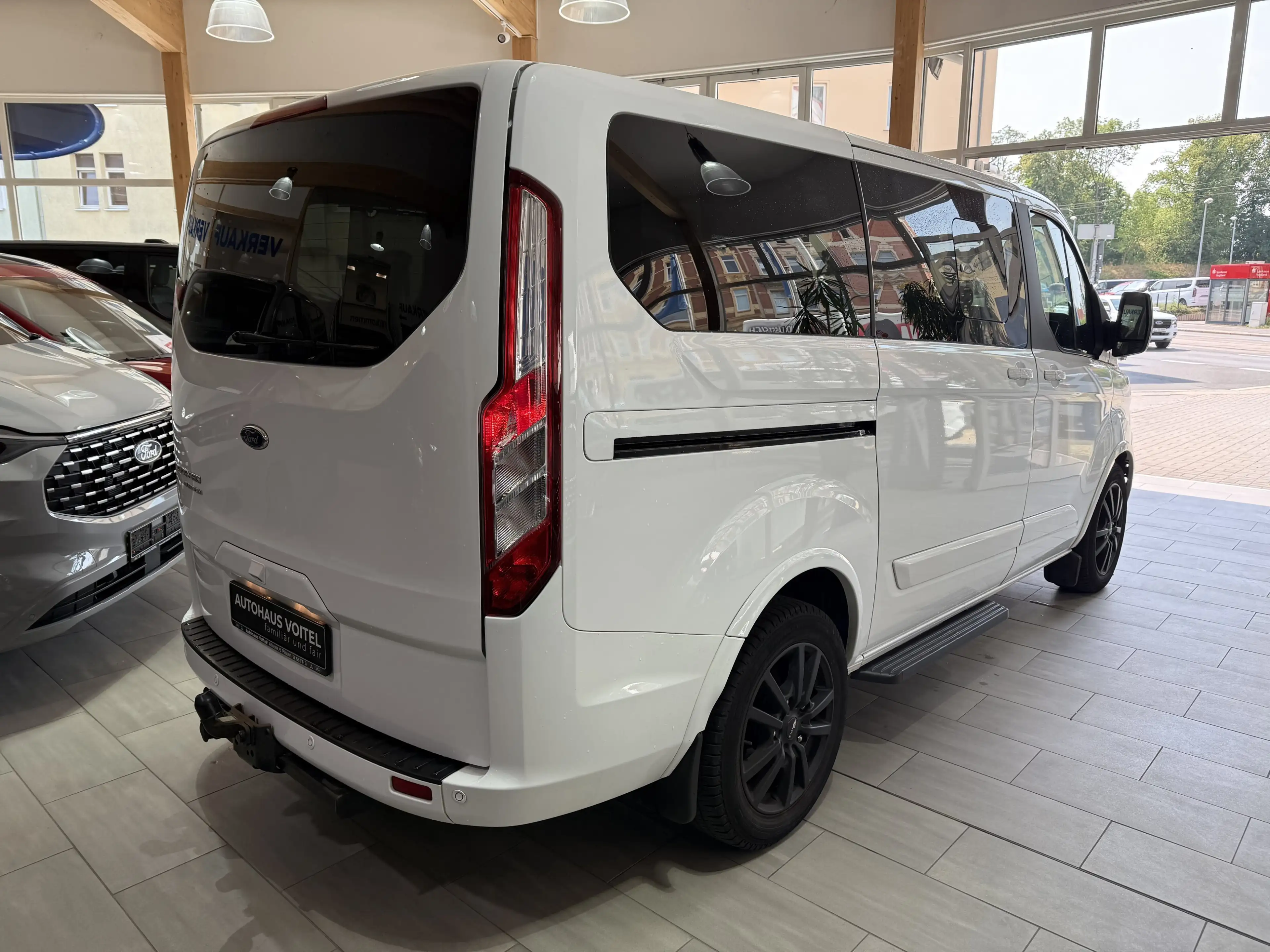 Ford Tourneo Custom Titanium  L1 Automatik / Standheizung / Navi / Led — photo 5