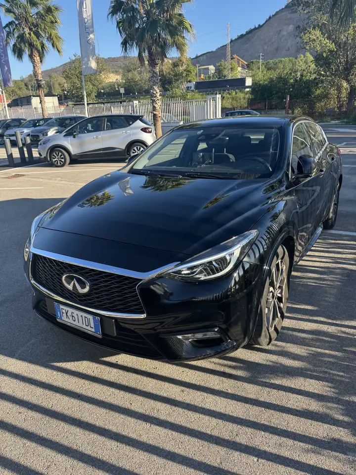 Infiniti Q30 1.5d Business 109cv dct — photo 1 of 10