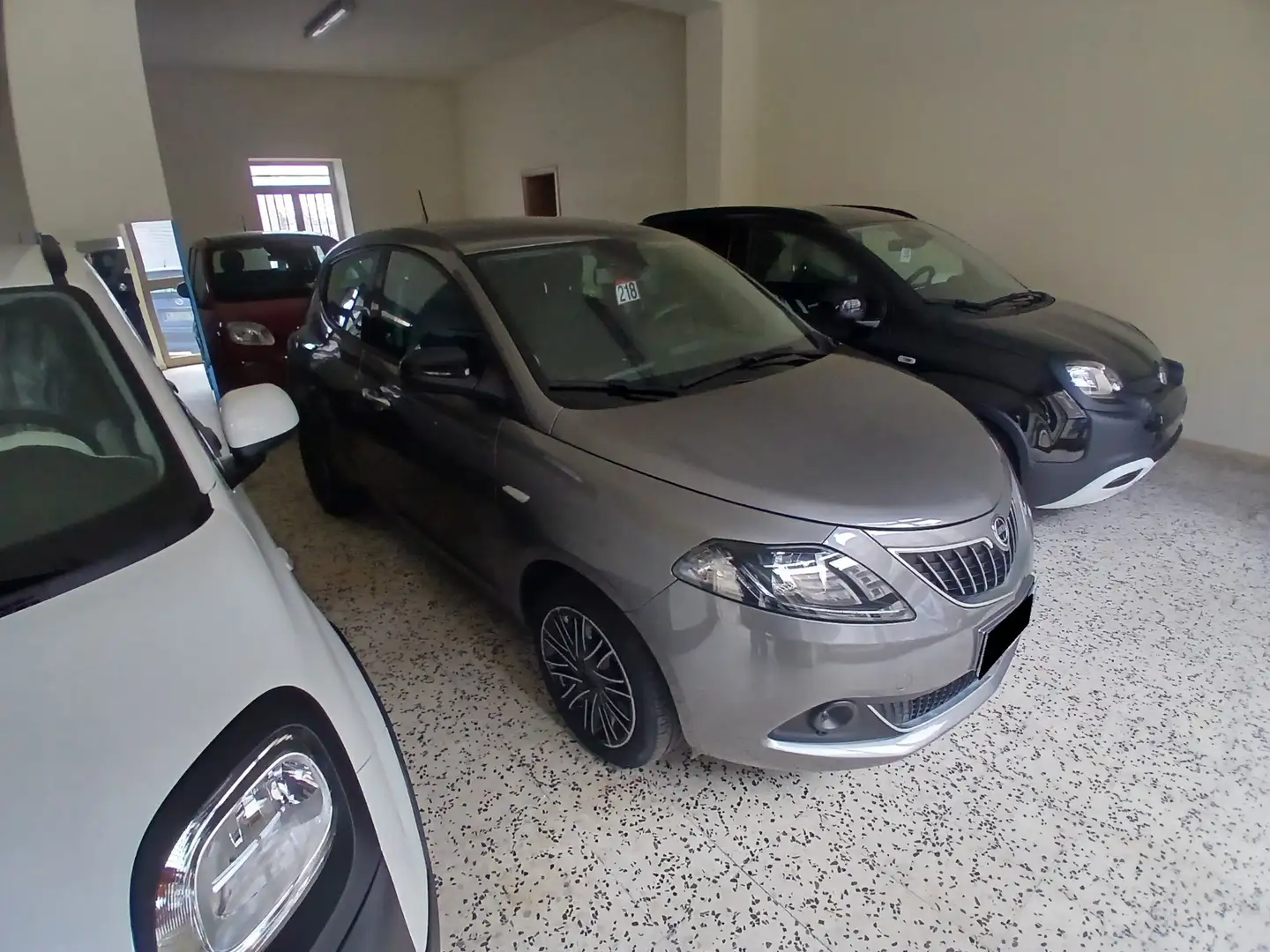 Lancia Ypsilon 1.0 FireFly 5 porte S&S Hybryd Gold Grijs - 2