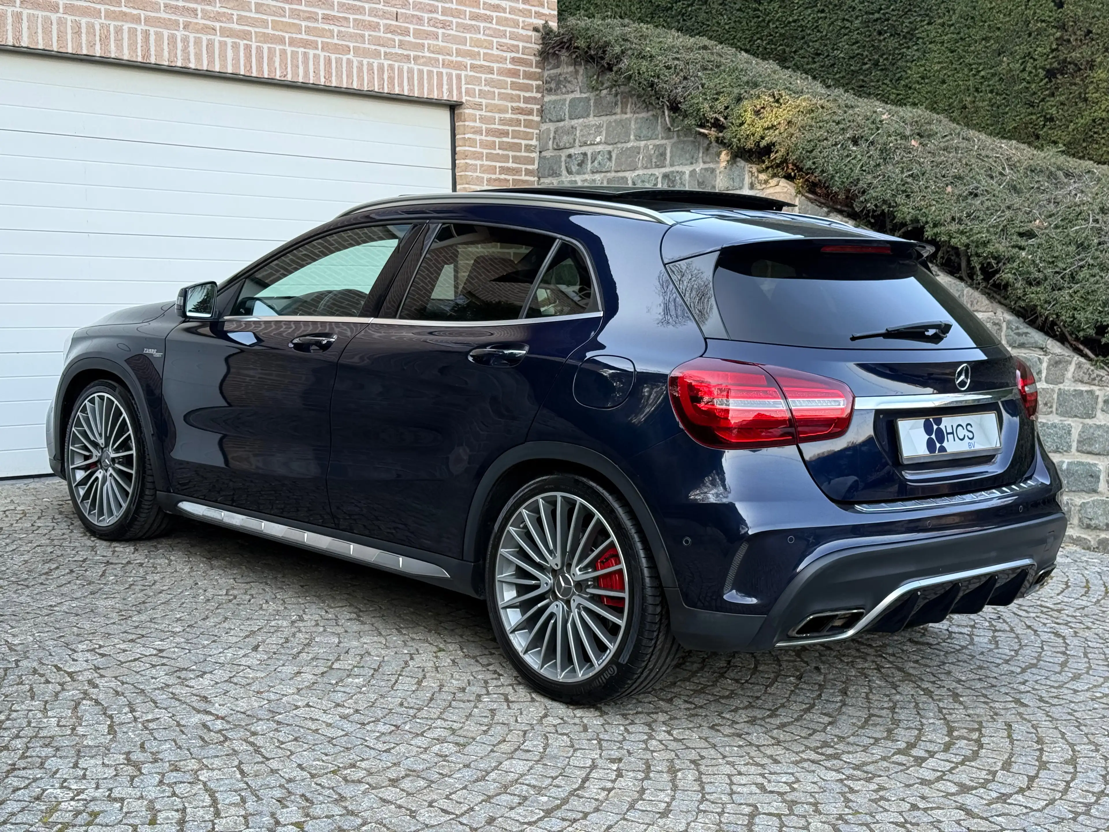Mercedes-Benz GLA 45 AMG Recaro | Pano | Facelift | HK | Dealer Maintained — photo 4