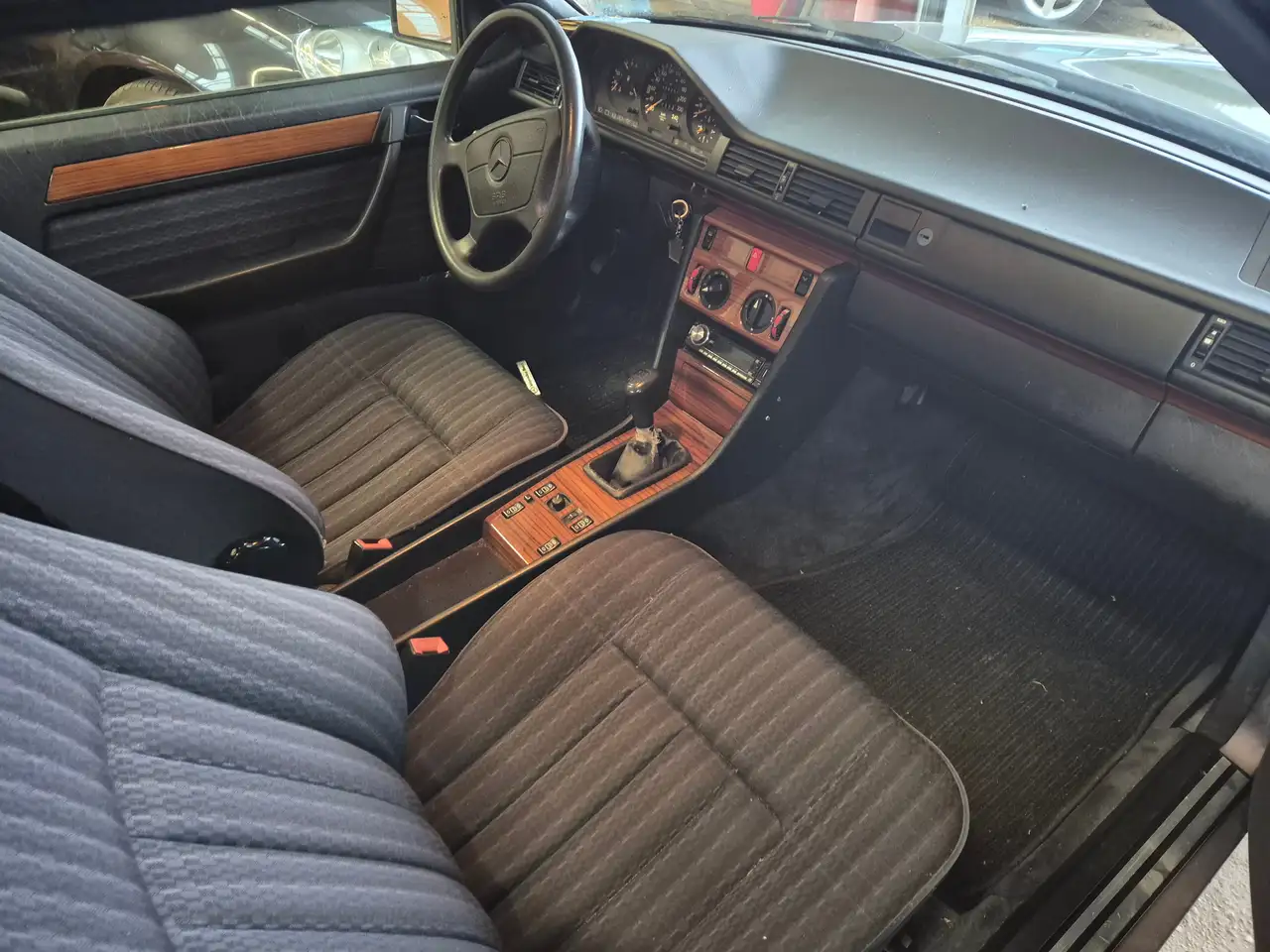 Mercedes-Benz E 220 220 CE / E 220 Coupe (124.042), foto 4