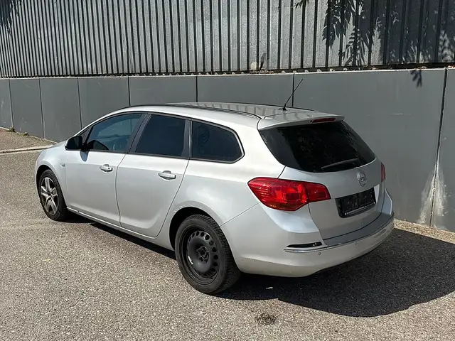 Opel Astra view 3