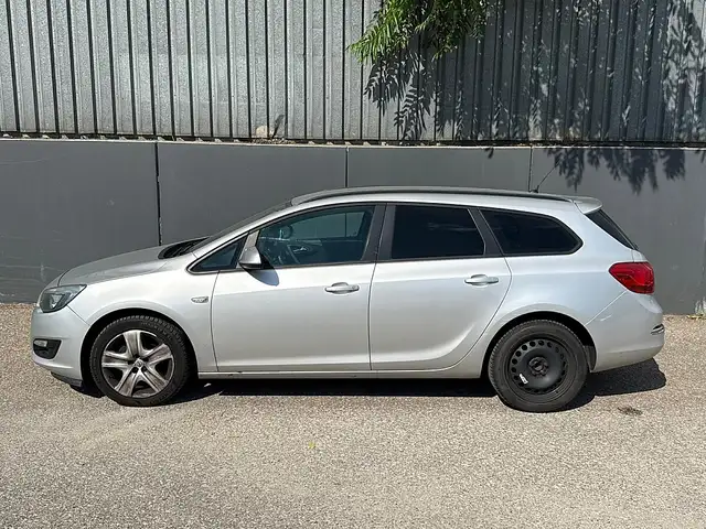 Opel Astra view 2