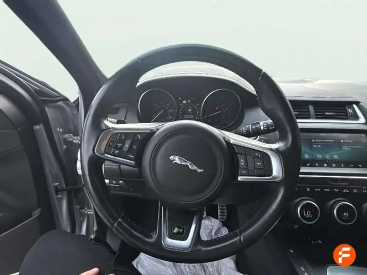 Jaguar E-Pace 2018, foto 16
