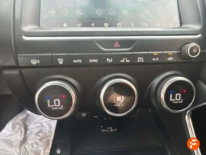Jaguar E-Pace 2018, foto 33