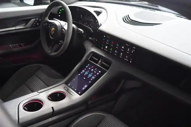 Porsche Taycan 4 Cross Turismo Ansicht 16