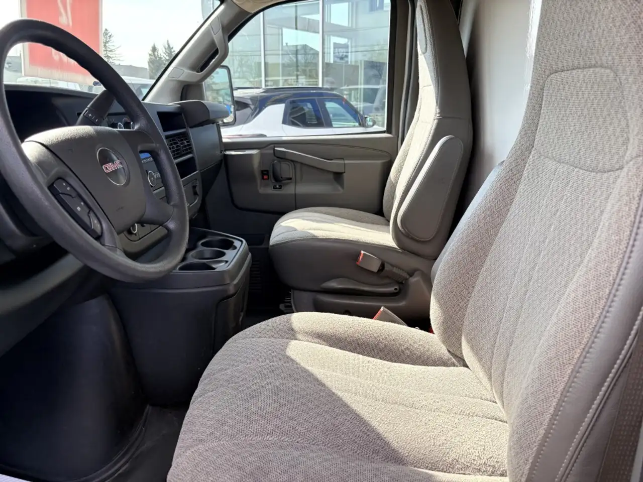 GMC Savana снимка GMC Savana