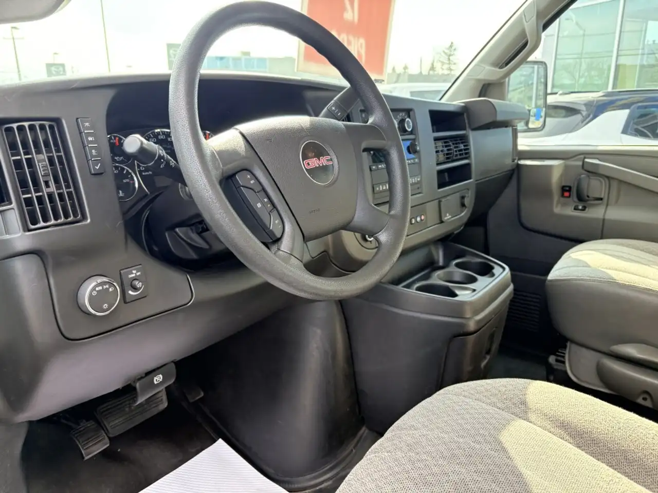 GMC Savana снимка GMC Savana