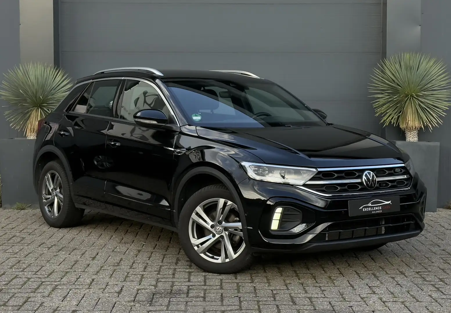 Volkswagen T-Roc 1.5 TSI R Line Facelift/LED/Camera/Carplay/Massage Zwart - 1