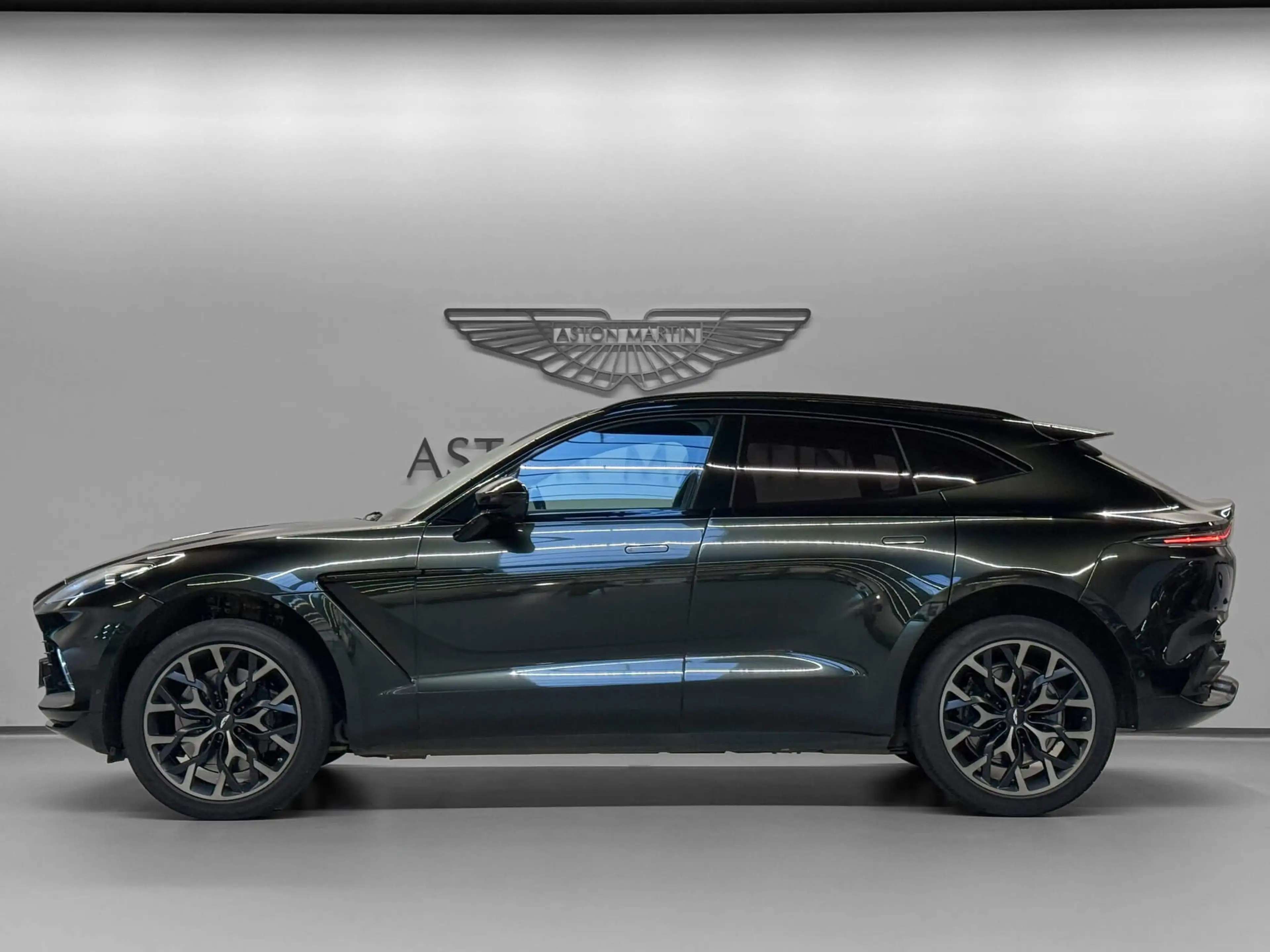 Aston Martin DBX DBX V8 | Aston Martin Brussels — photo 4