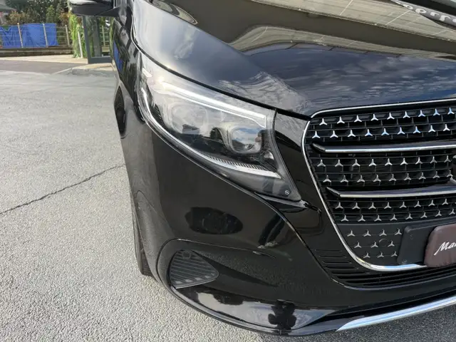 Mercedes-Benz V-Class view 4