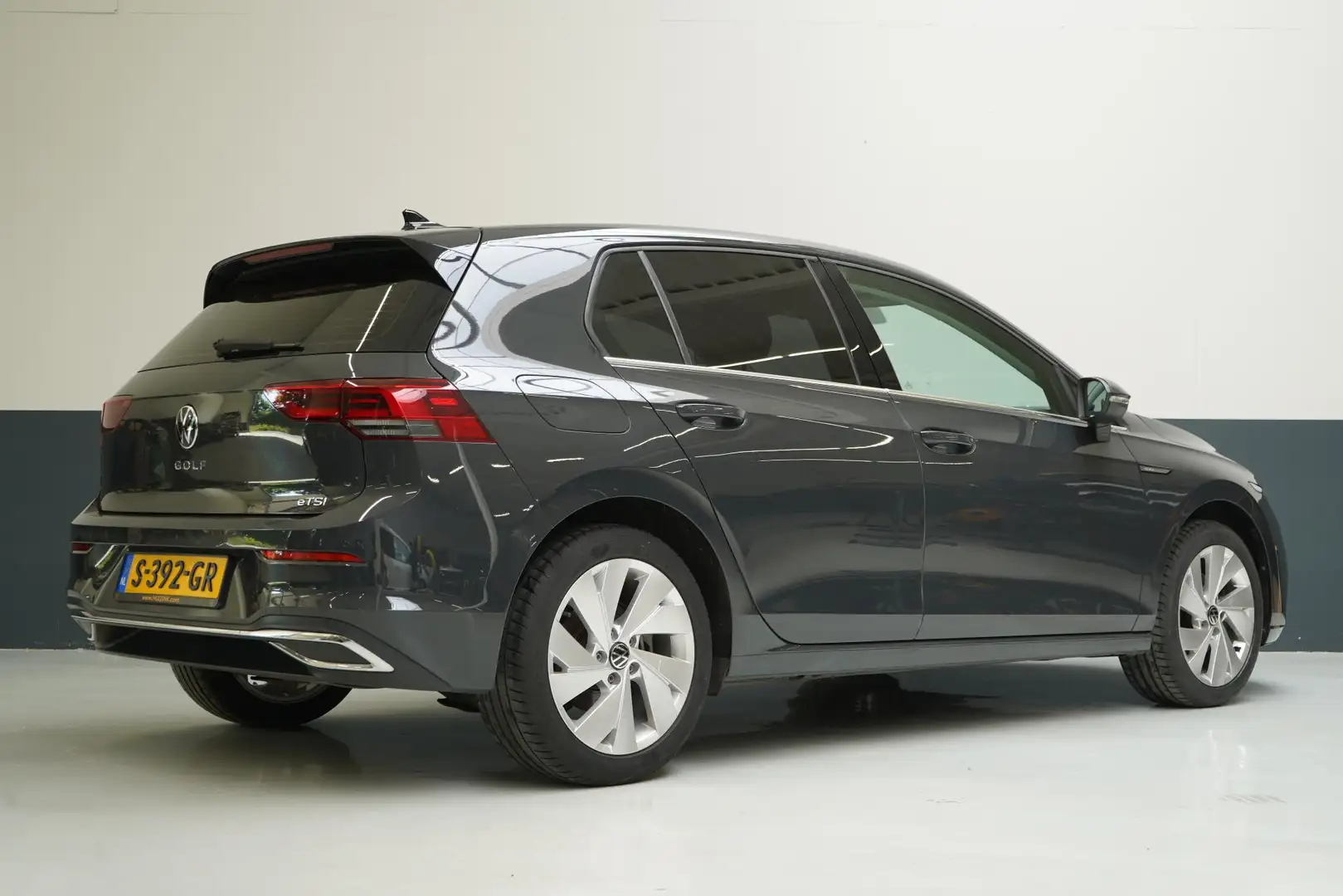 Volkswagen Golf 1.5 eTSI 150pk Style Automaat | Navigatie | Parkee Grijs - 2