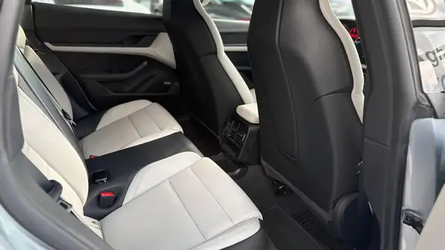 Porsche Taycan view 10