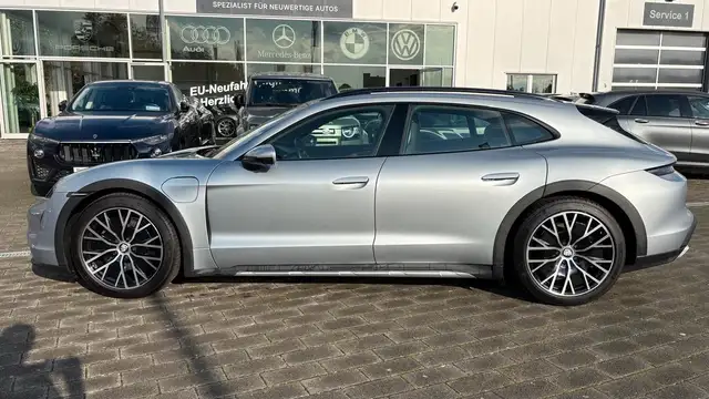 Porsche Taycan view 11
