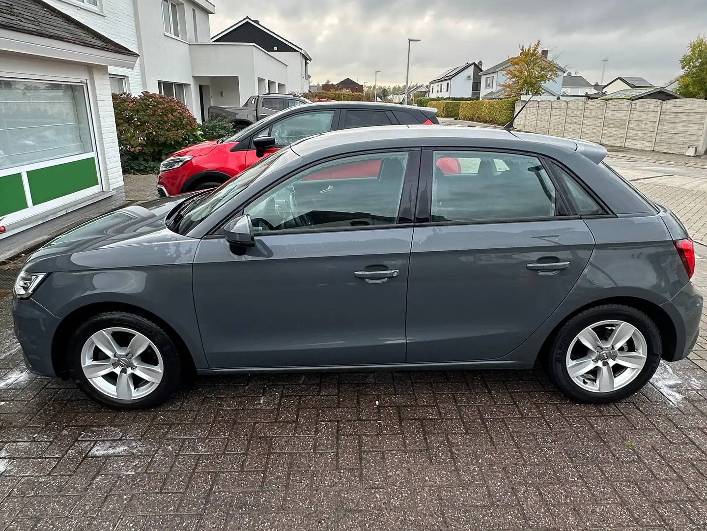 Audi A1 A1 1.0 TFSI ultra Sportback Grijs - 2