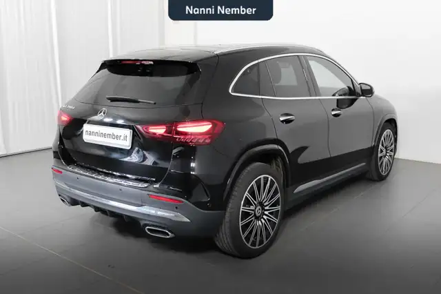 Mercedes-Benz GLA view 3