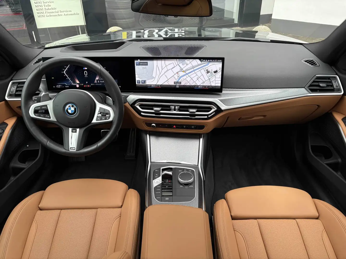 BMW 330 e M Sport DA PA Glasd. AHK RFK HuD HiFi 18"LM Schwarz - 2