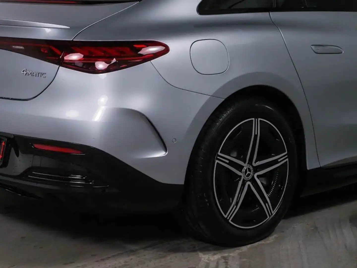 Mercedes-Benz EQE 350 4M AMG Premium HeadUp Pano 22kW 360° Silber - 2