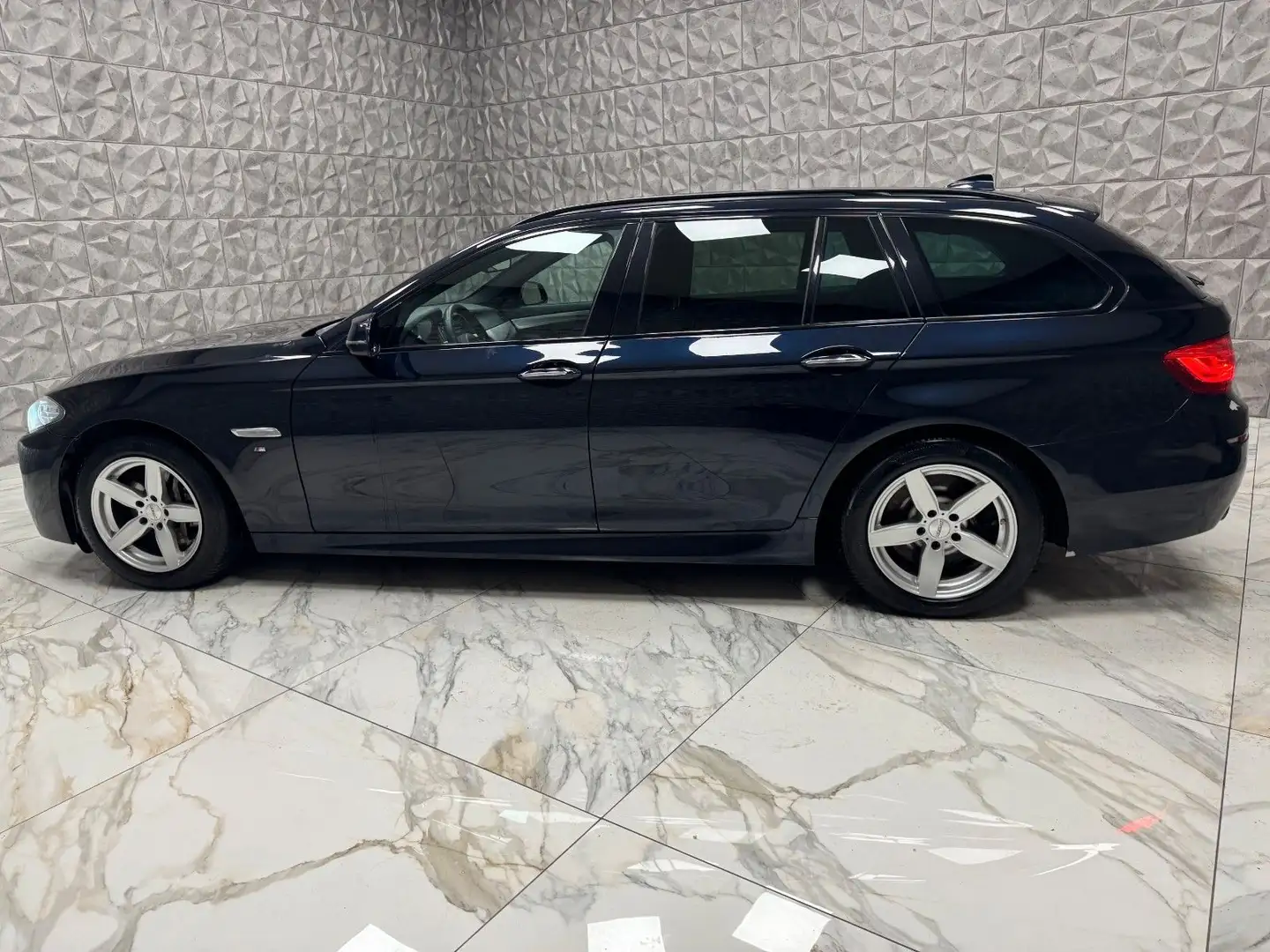 BMW 530 M-Paket*Gr.Navi-Head-up-Alcantara-VOLLLL Schwarz - 2