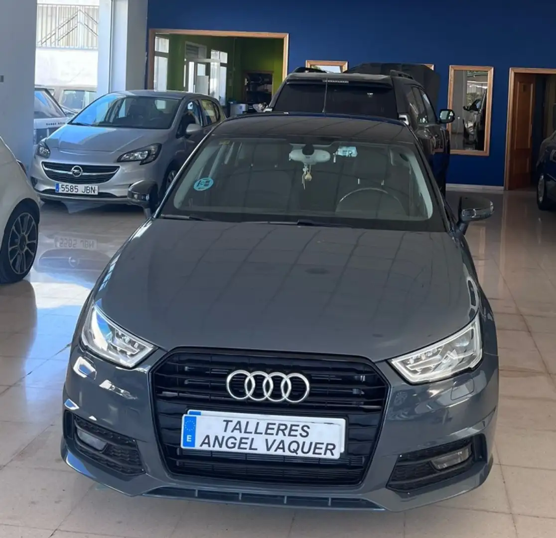 Audi A1 Pequeño Manual de 5 Puertas Gris - 2