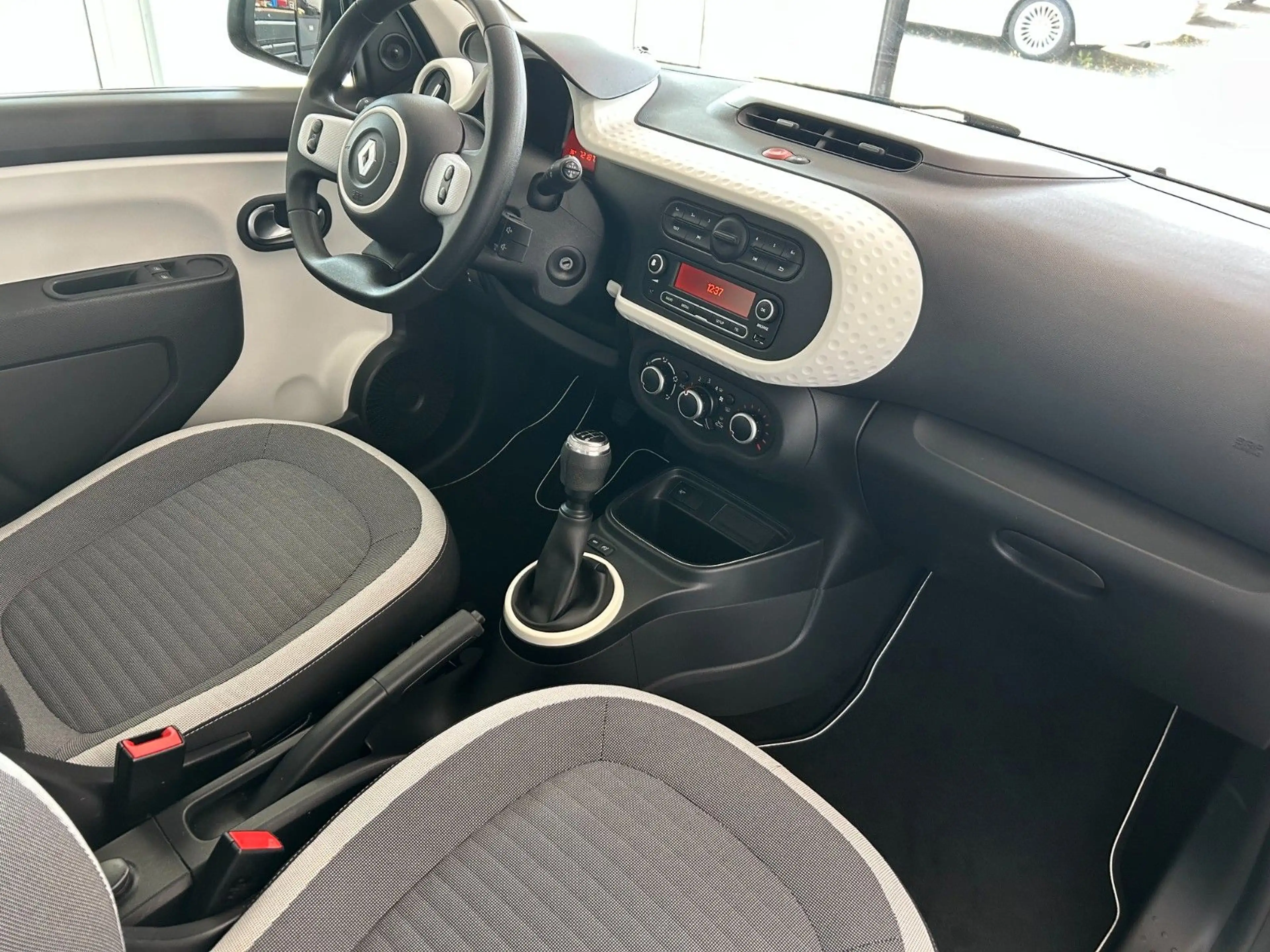 Renault Twingo Limited — photo 9