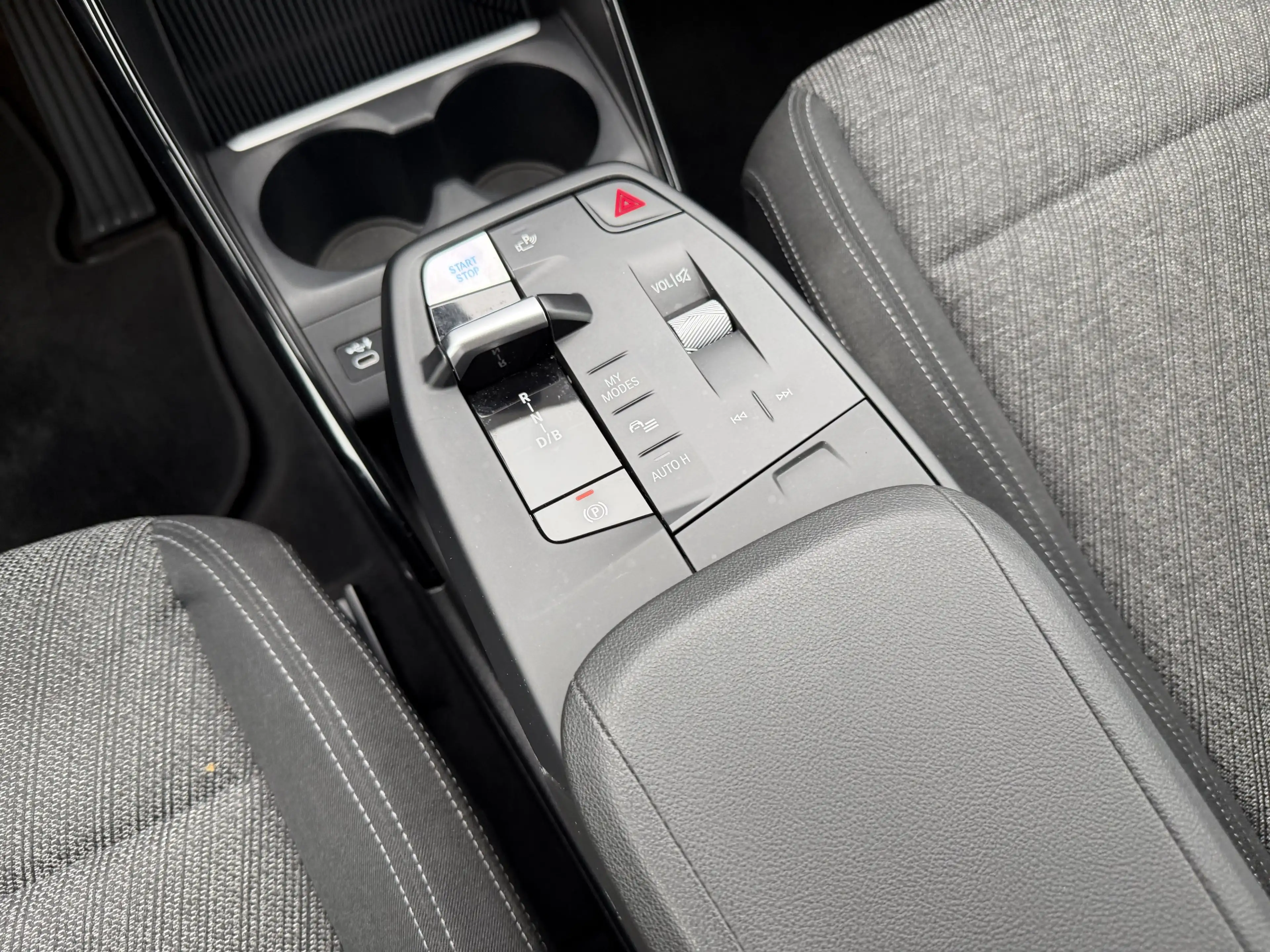 BMW iX1 xDrive30 — photo 8